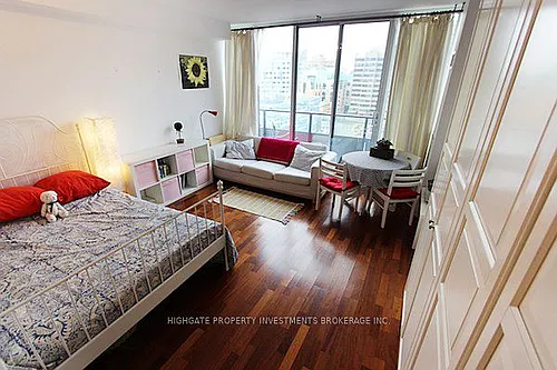 111 Elizabeth St Photo 1