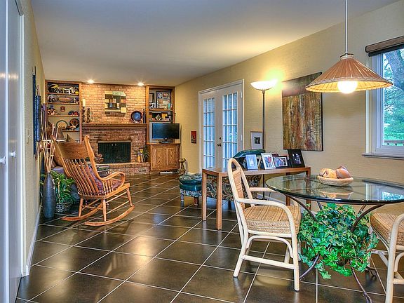 3rd image of 816 White Oak Dr