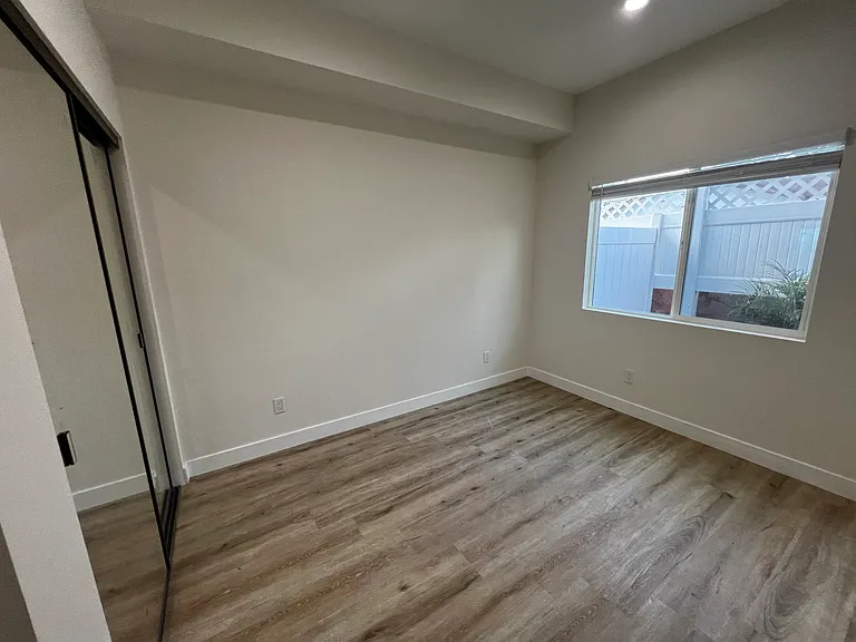 7435 Encino Ave — Photo 8