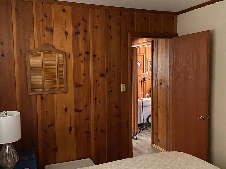 Middle bedroom