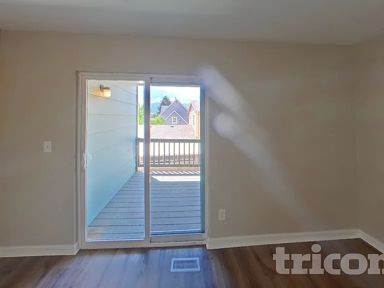 4470 Hollyridge Dr — Photo 6