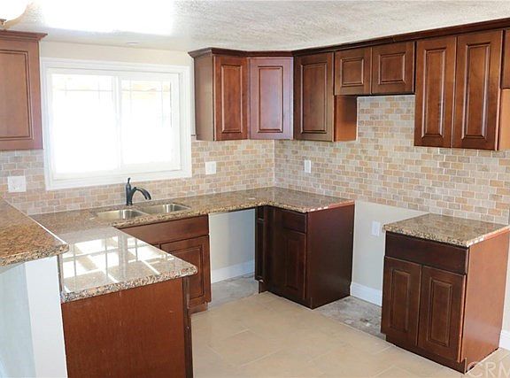 3rd image of 9696 Oleander Ave