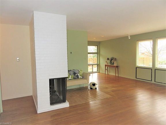 3rd image of 2200 W Friendly Ave