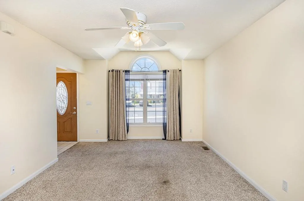 34 Johns Dr — Photo 3