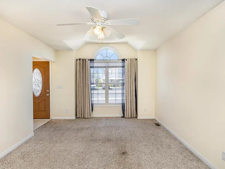 34 Johns Dr — Photo 3