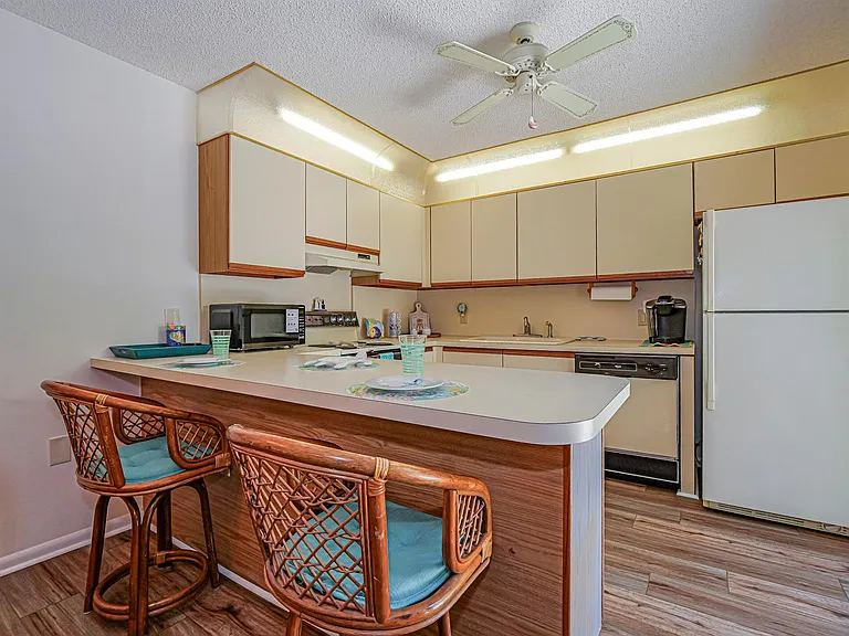 340 S Waverly Pl — Photo 11
