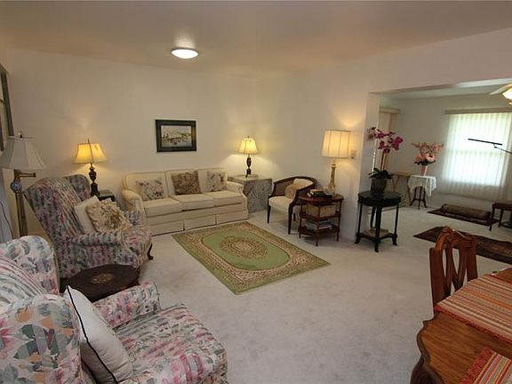 2nd image of 810 Oakmont Ave