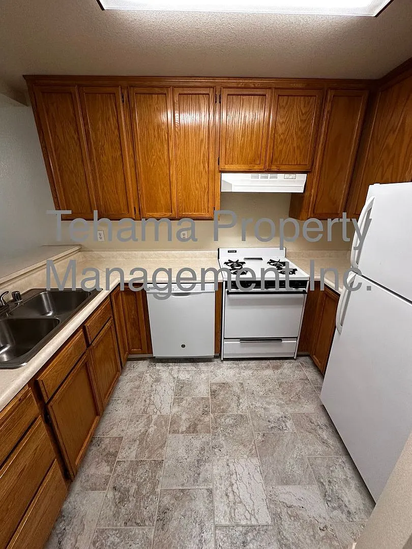 1070 Lakeside Dr. — Photo 4