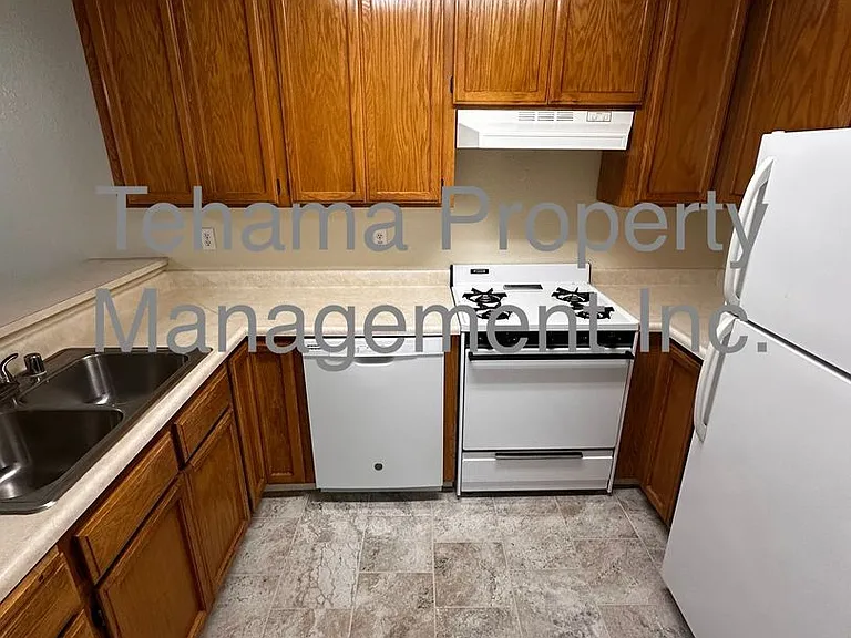 1070 Lakeside Dr — Photo 4