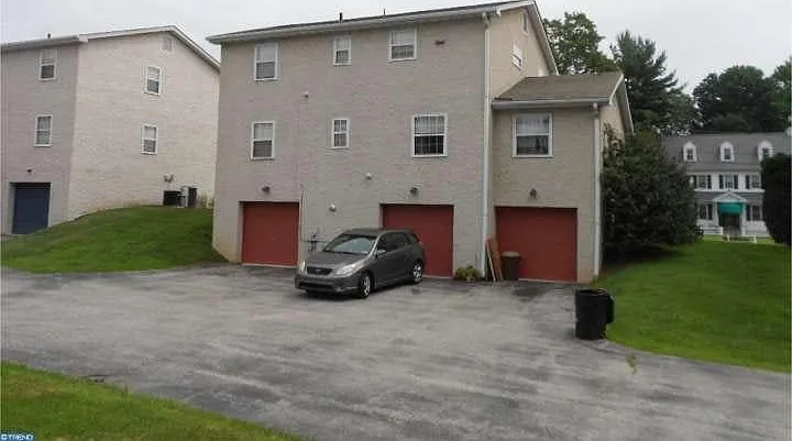 224 N Lansdowne Avenue — Photo 2