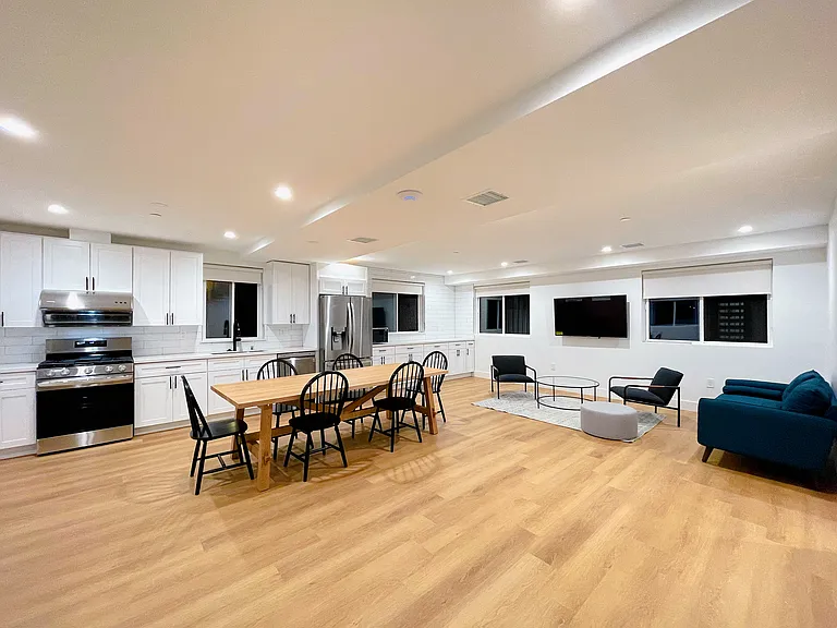 1353 W 37th St #9 — Photo 8
