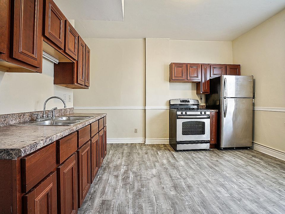 2nd image of 4301 N Ridgeway Ave #2