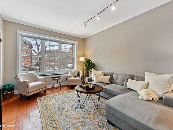 2nd image of 1437 W Oakdale Ave APT 1