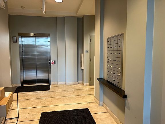 3rd image of 1550 W Cornelia Ave APT 402