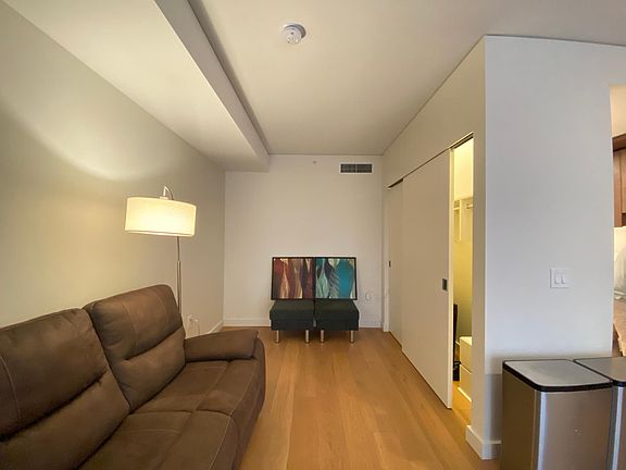 5th image of 121 Stewart St #606