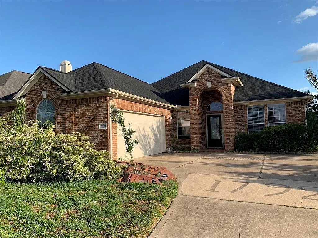 17927 Sugarloaf Bay Dr — Photo 1