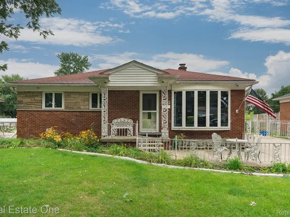 24112 Harvard Shore Dr, Saint Clair Shores, MI 48082