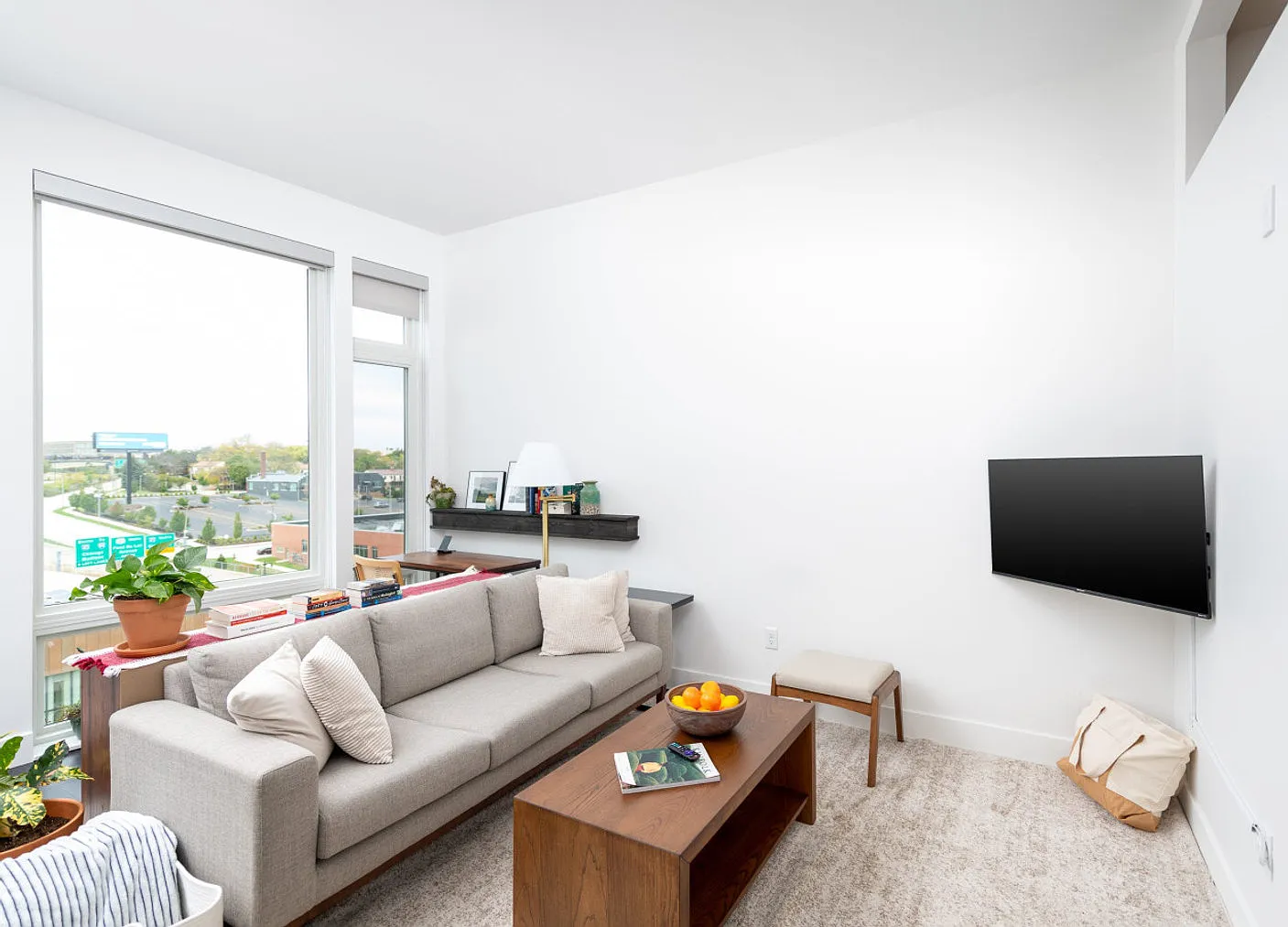 1 bed, 1.0 bath, 688 sqft, $2,279 — Photo 1