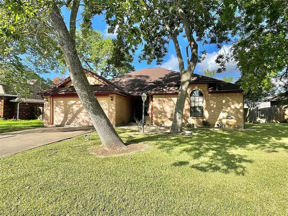 1st image of 121 Bumelia St