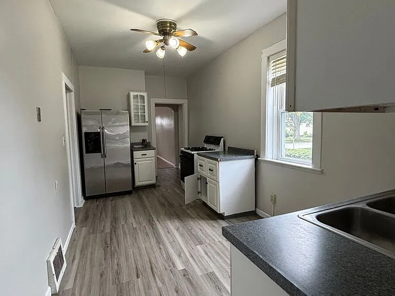 20931 N Vine Ave — Photo 2