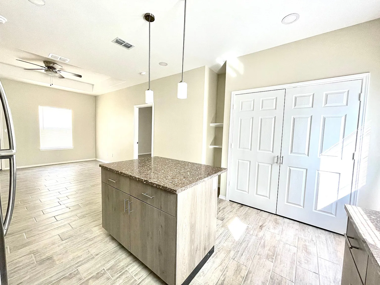 5203 N Hiawatha Dr — Photo 2