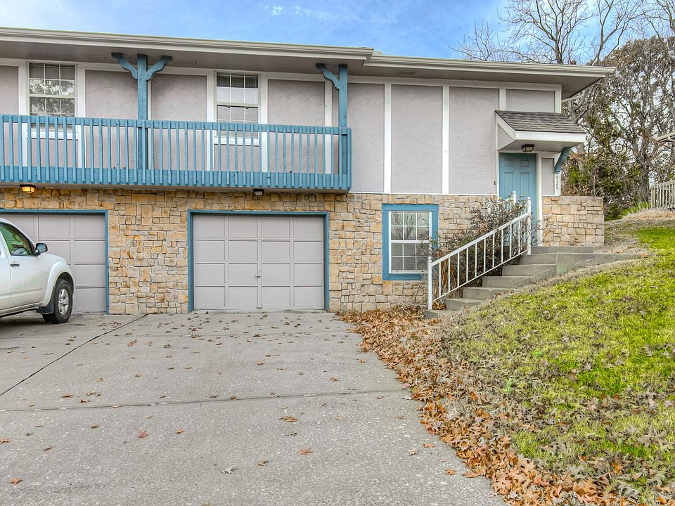 802 NE Barnes Dr. One car garage