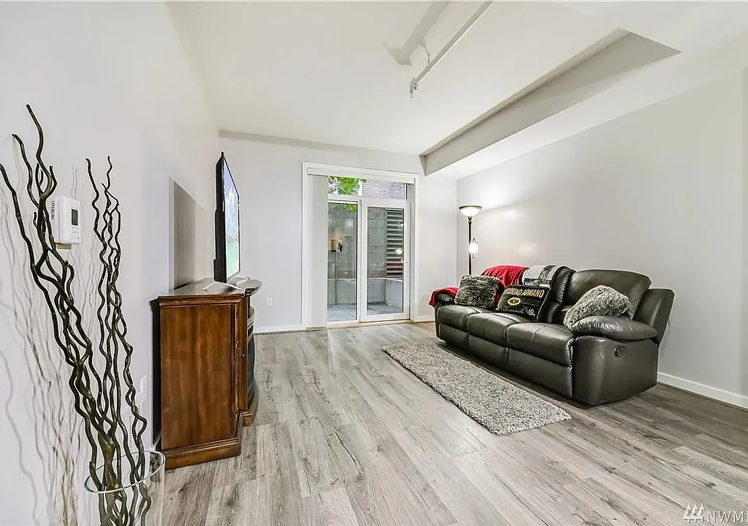 Welcome home to Capitol Hill - Close to all Seattle Offers secured Garage Parking Included — Photo 2