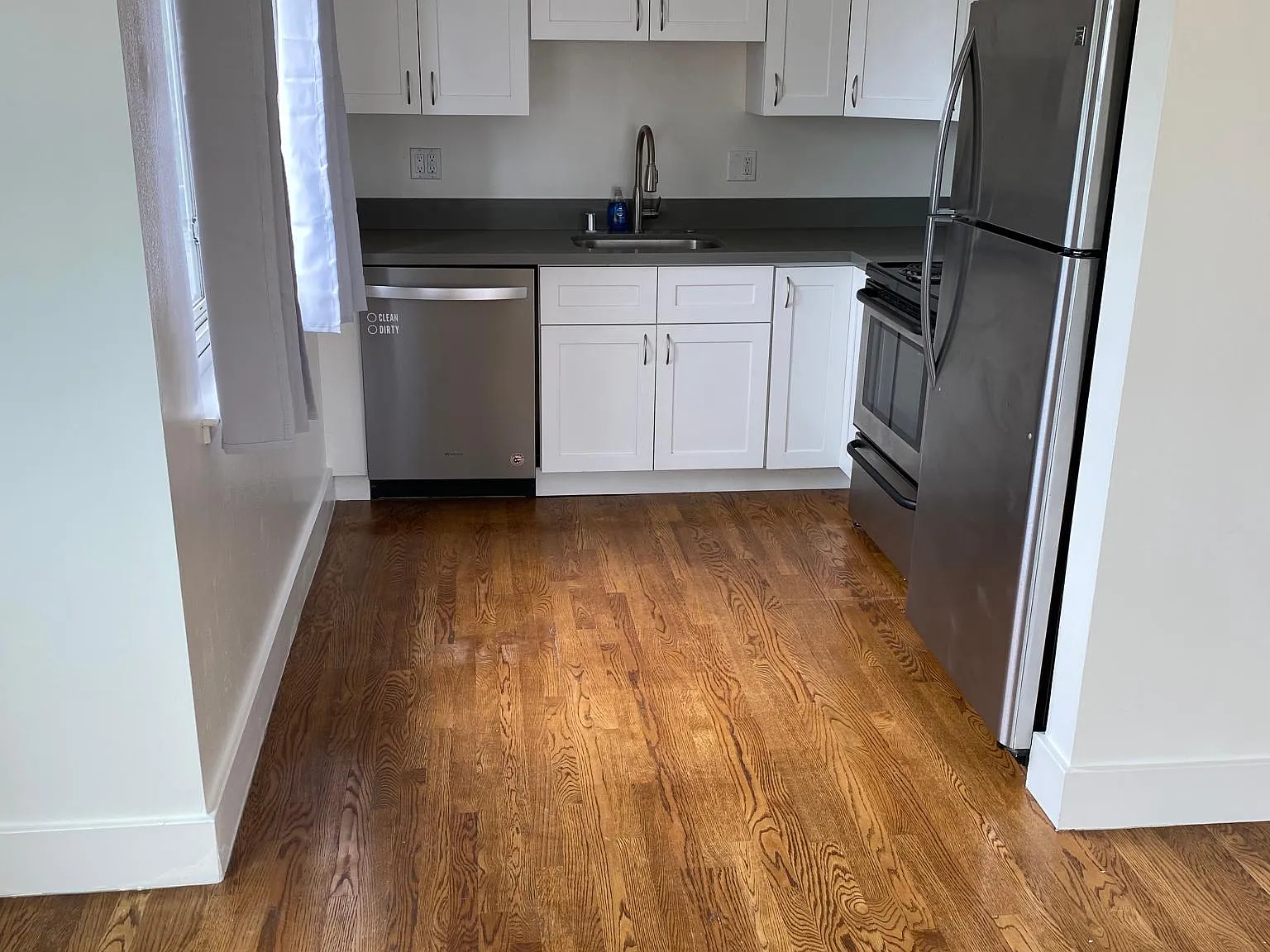 2 bed, 1000 sqft, $3,600 — Photo 3