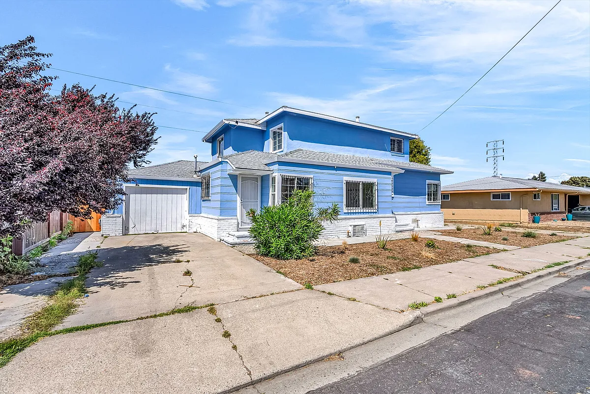 Building Photo - 412 W Tregallas Rd #412