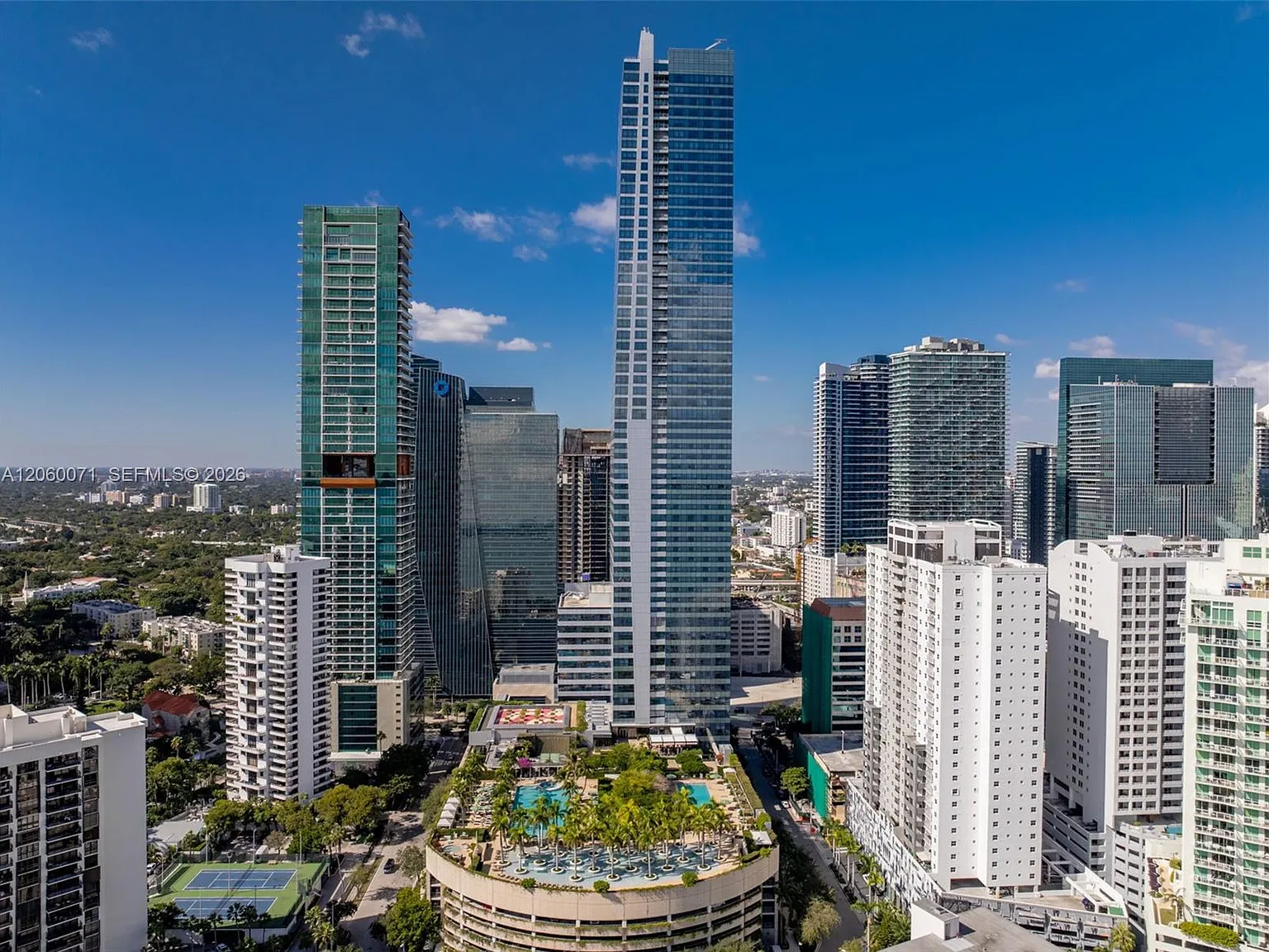 Millennium Tower Condomin — Photo 3