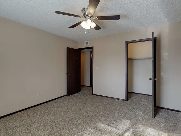 Aragon Apartments — Photo 10