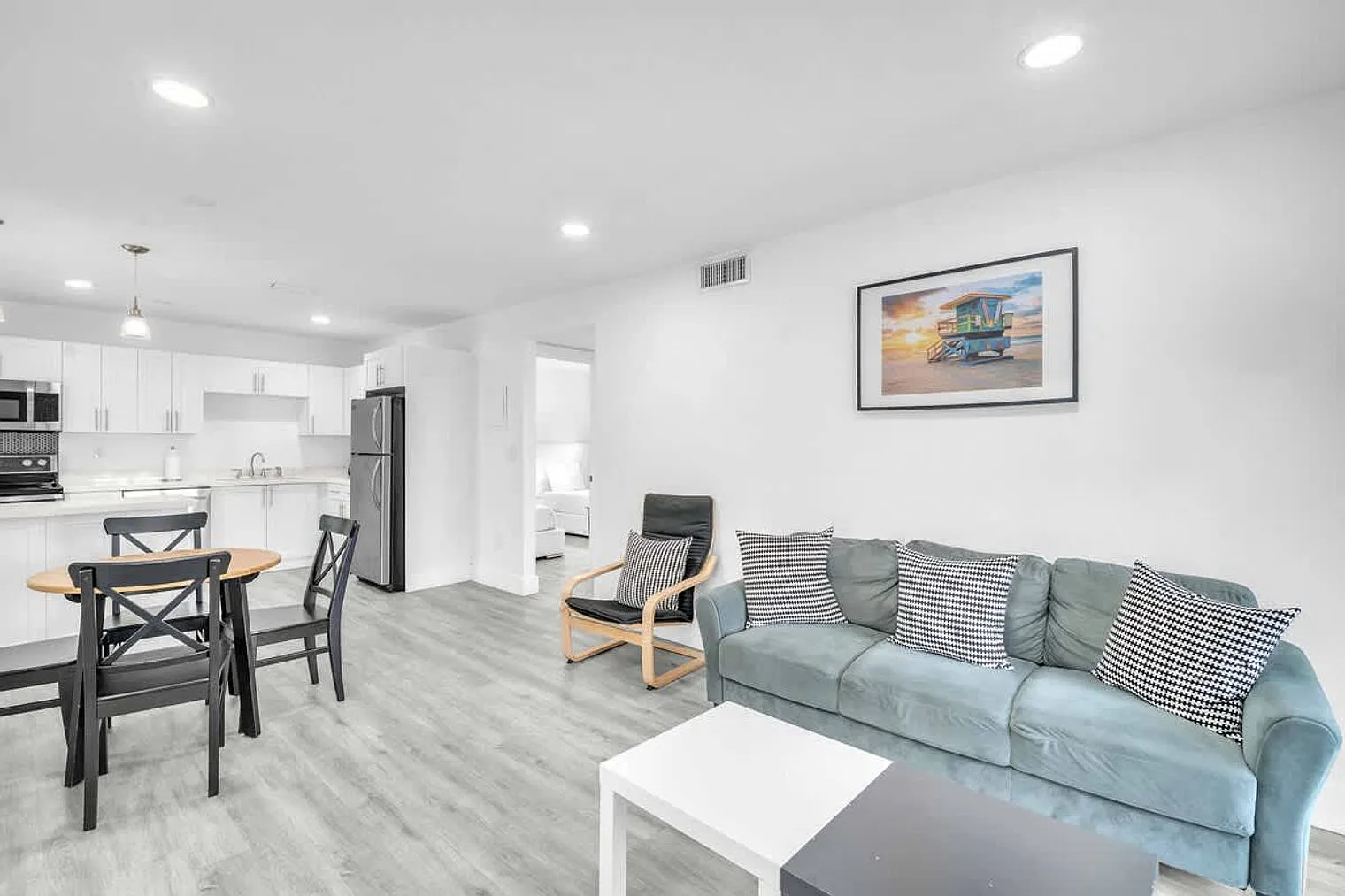 2 bed, 1.0 bath, 796 sqft, $3,204 — Photo 4