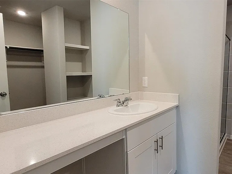 526 Dalloway St — Photo 17