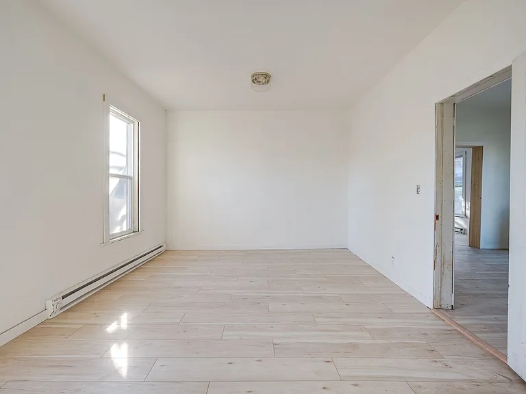225 SE Spring St — Photo 8