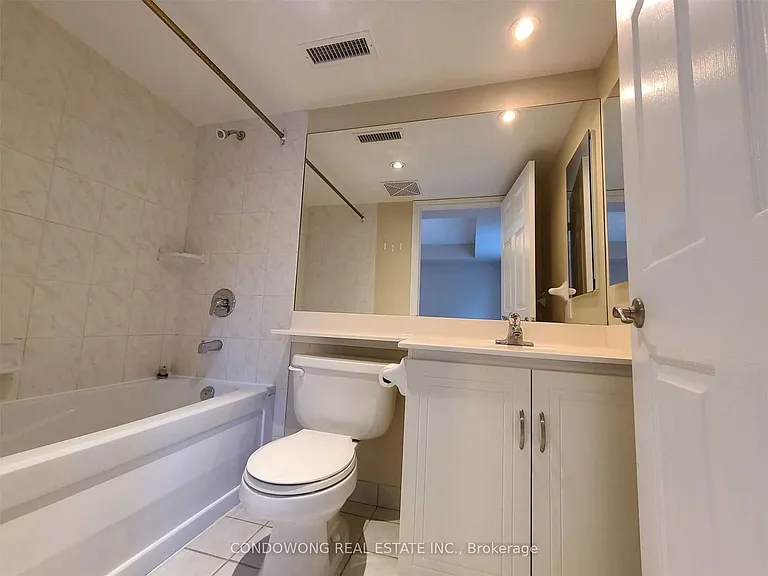 270 Wellington St W #819 — Photo 4