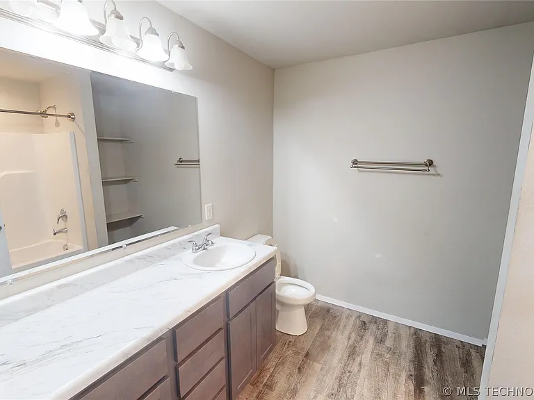 1240 E Richmond St — Photo 13