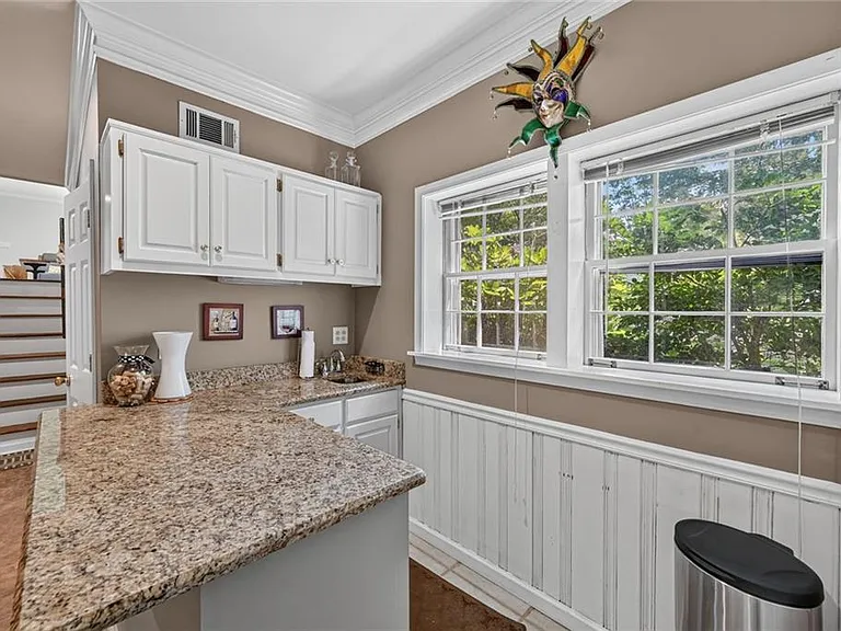 4100 Shawnee Ln NE — Photo 17