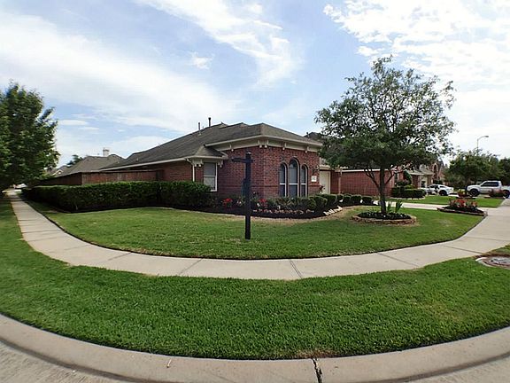 CORNER LOT CURB APPEAL!