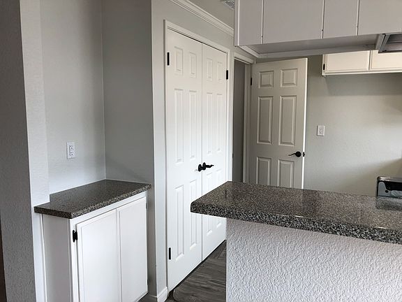 5th image of 18550 Hatteras St Unit 122