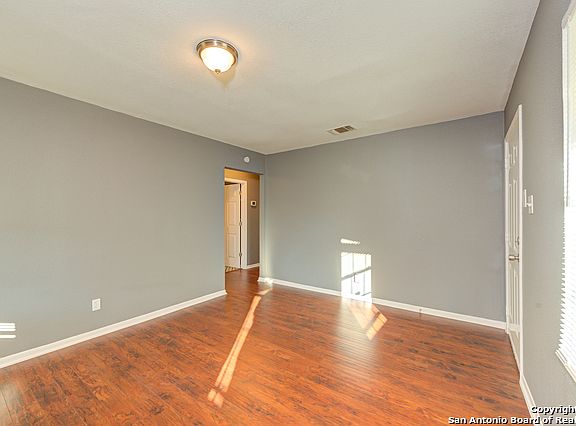3rd image of 211 Stonewall St