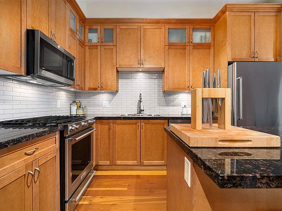 4th image of 250 Salter St #302