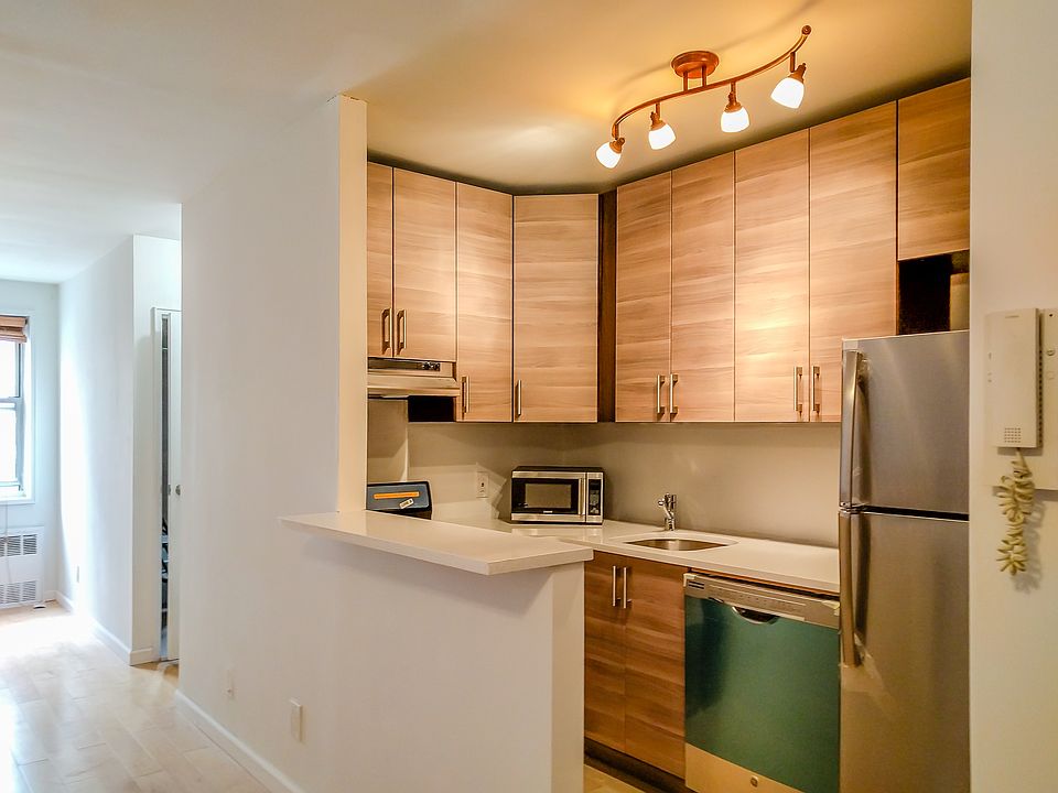 1st image of 170 W 23rd St Frnt 2