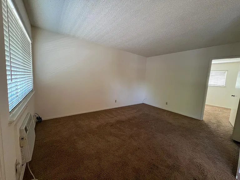 906 Nevada St — Photo 4