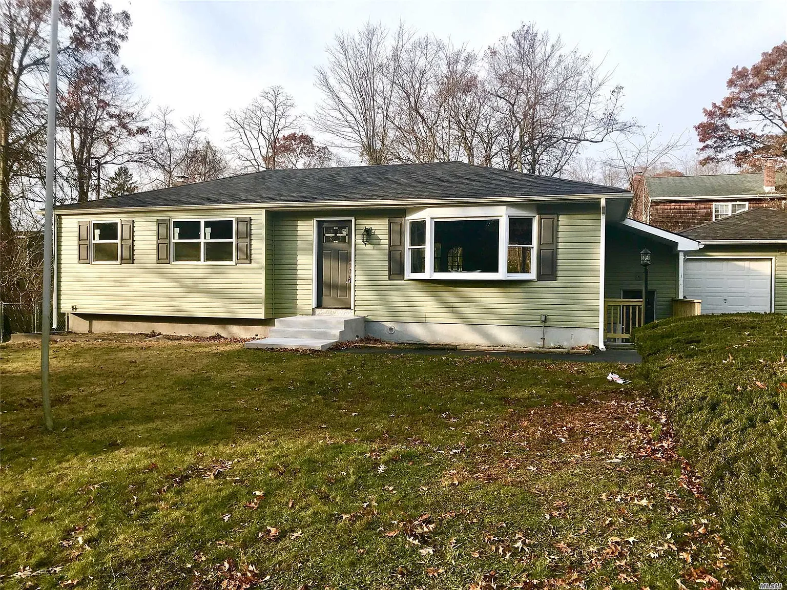88 Tyler Ave photo 1