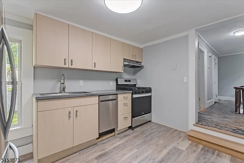 2 bed, 1.0 bath, $2,200 — Photo 3