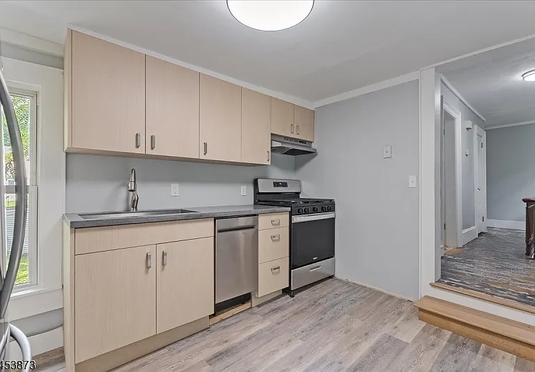 4 Maple St — Photo 3