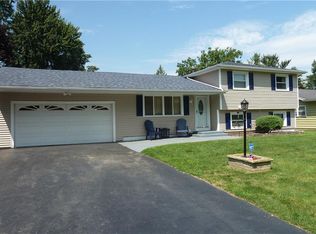 11 Shadywood Dr, Rochester, NY 14606