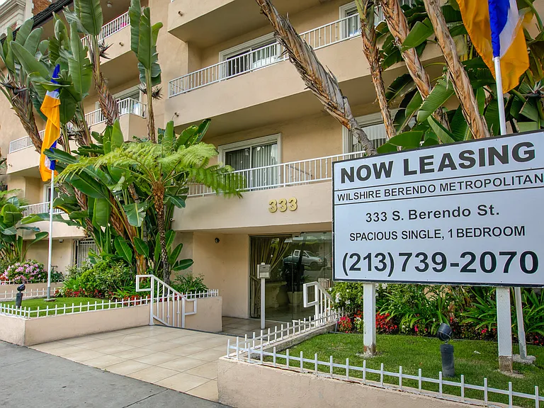 Wilshire Berendo Metropolitan — Photo 1