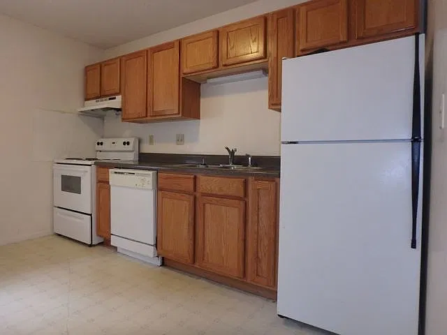 400 Lawrence Pl. — Photo 2