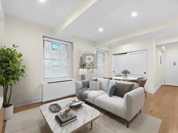 150 West 51st Street 1601 image 3 of 9